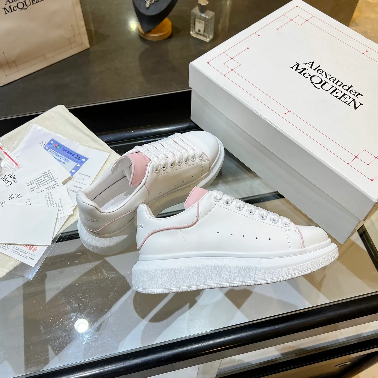 👟👟Ex-factory price 480👟👟 Men's size +10 High-quality upgraded version🔥Real shot of Alexander McQUEEN (McQueen)🎉The highest quality silk cowhide version on the market🎊, imported water-dyed sheepskin inside, counter 1:1 replica, star style T stage catwalk, a must-have for fashionistas , the original high-temperature and ultra-clear air compressor logo on the foot, absolutely counter-matched version, the arc of the back bag is truly genuine 0⃣️ difference, using an exclusive privately molded double-layer vacuum outsole, which is light on the foot and has excellent rebound! Running🏃✈️The first choice item for outdoor sports💅💅Trend and fashion coexist📣 Women’s style: 35-39, Men’s style: 39-44